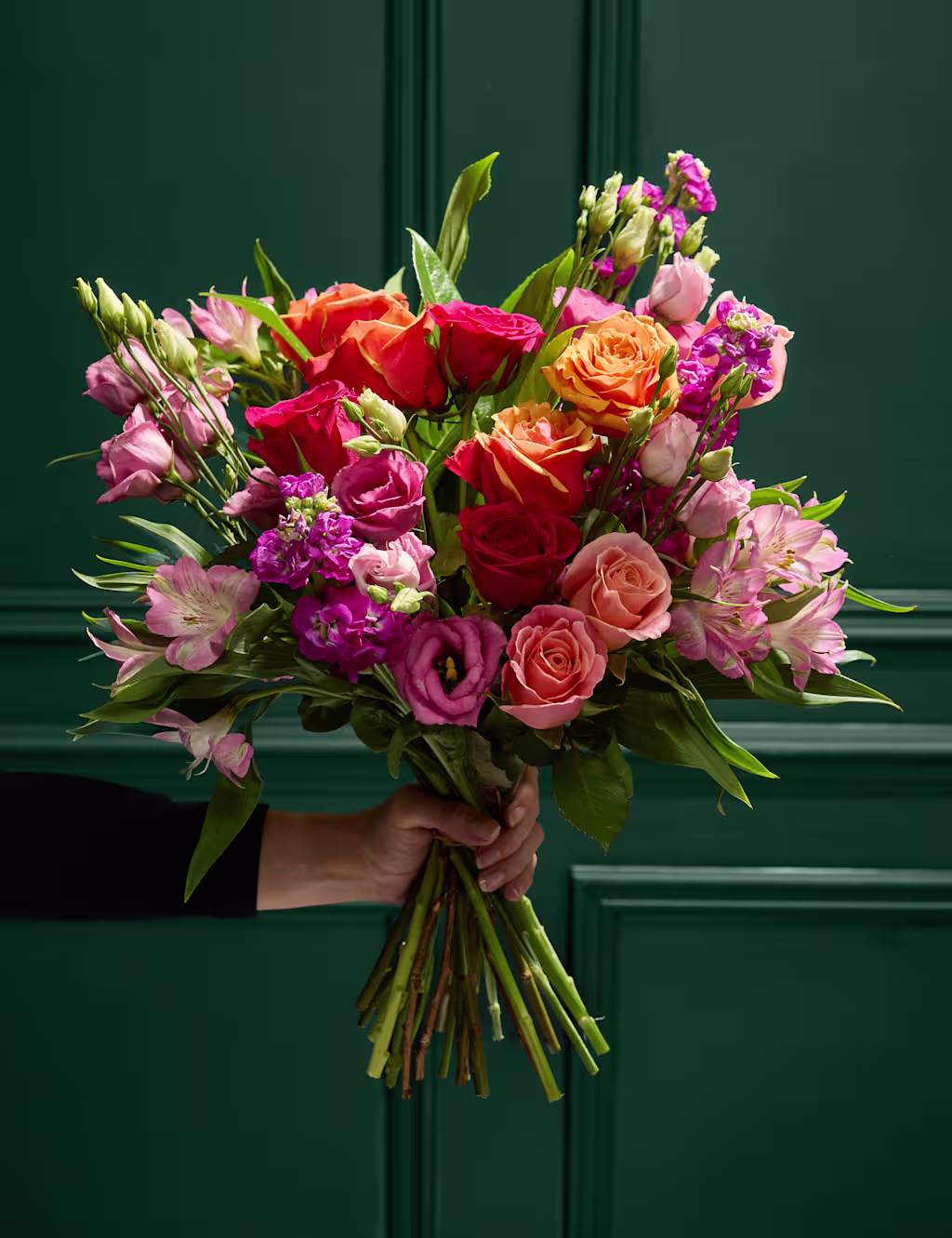 Svijetli buket ruže, liziantusa i antirrhinuma